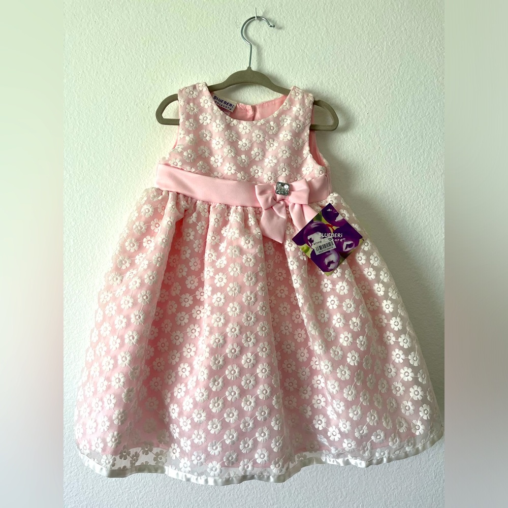 Pink and White baby girl dress. Bow, front and back. Thread detail.